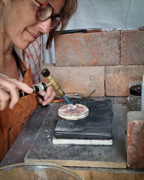 artisane &agrave; l'atelier en train de souder